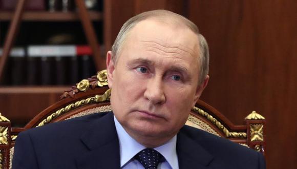 El presidente ruso, Vladimir Putin, escucha durante una reunión en el Kremlin en Moscú, Rusia.