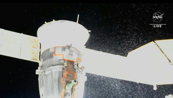 Esta captura de video de la NASA obtenida el 15 de diciembre de 2022 muestra la pulverización de líquido desde el extremo de popa de la nave espacial Soyuz MS-22. (AFP).