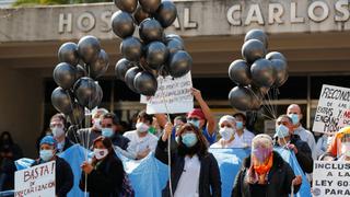 Trabajadores de un hospital rinden homenaje a las víctimas de coronavirus en Argentina | FOTOS