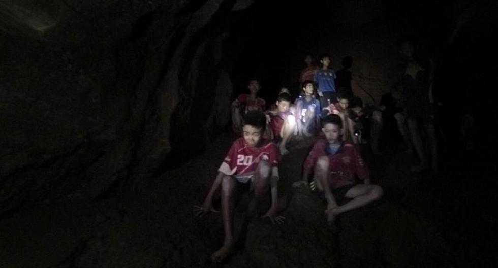 El 2 de julio, doce niños y su entrenador de fútbol fueron hallados con vida diez días después de que desaparecieran en la cueva. (Foto: EFE)