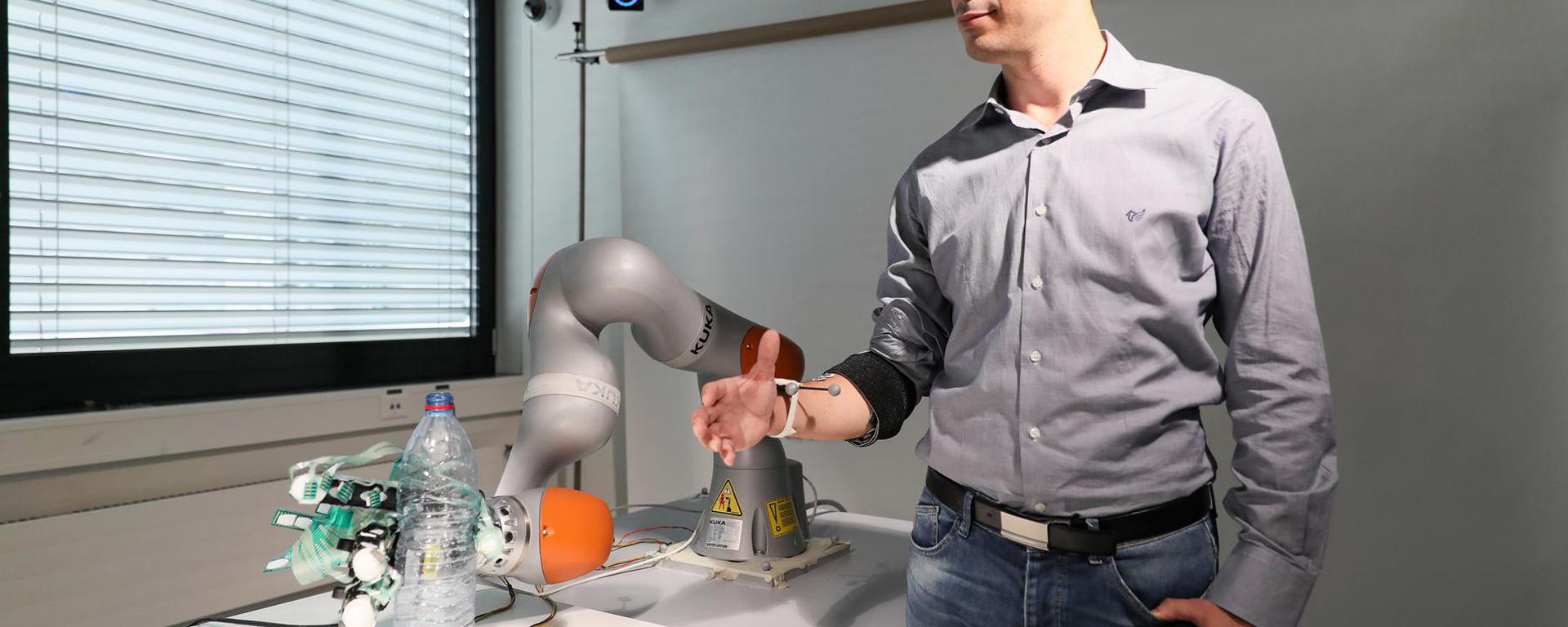 ¿Una extremidad extra? Científicos están desarrollando un tercer brazo robótico para ayudar con las tareas diarias