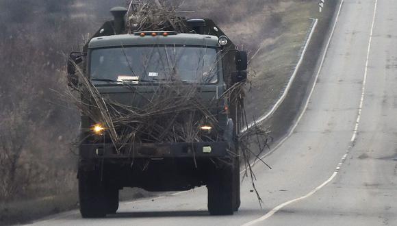 Un camión militar ruso se desplaza por una carretera en la región de Rostov, en el sur de Rusia, que limita con la autoproclamada República Popular de Donetsk, en Ucrania, el 23 de febrero de 2022. (STRINGER / AFP).