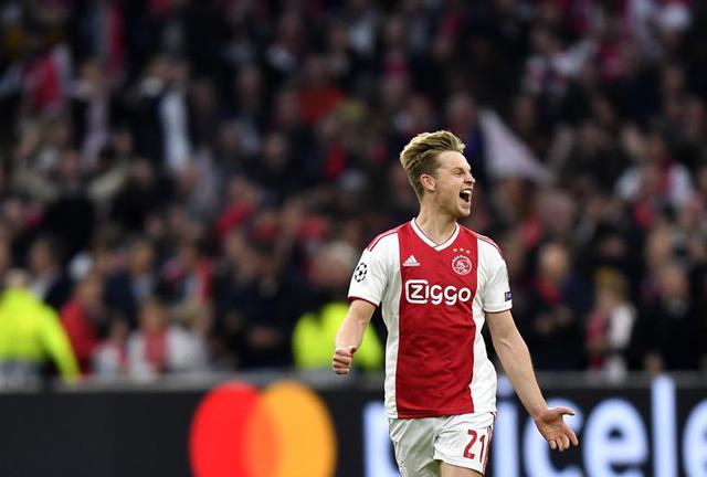 Frenkie de Jong efusivo por el tanto de su compatriota de Ligt. (Foto: AP)