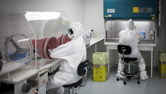 Los técnicos de laboratorio trabajan en P3, el laboratorio del Instituto Pasteur dedicado al virus del Ébola. Después de haber afectado al Congo, el virus amenaza con extenderse a la República Centroafricana. (Foto: AFP)