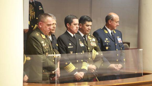 Los altos mandos de las FF.AA. y de la PNP asistieron a la juramentación de Boluarte en el Congreso. Estuvo el renunciante jefe del Ejército, Walter Córdova (izquierda). (Foto: Alonso Chero / GEC)