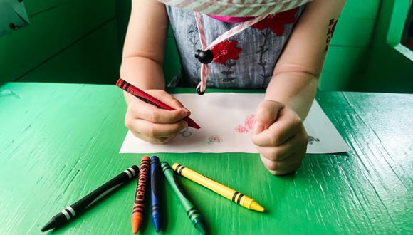 En la foto se aprecia a un niña pintando con crayolas. | Imagen referencial: Sean Nufer / Unsplash
