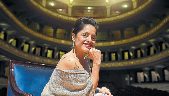 Sara Van vuelve por segunda vez al Teatro Municipal de Lima con el espectáculo “La letra viva”. La cantante se ha presentado en España, Francia, Italia, Alemania, Argentina, Uruguay, México y EE.UU.  (Alonso Chero)