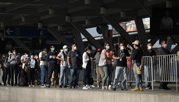 El transporte público es el nuevo foco de contagio en el Perú: en algunas paraderos y unidades la cantidad de personas infectadas bordeó el 50% de las que pasaron la prueba rápida. En este reportaje proponemos algunas alternativas para des-congestionar la ciudad.