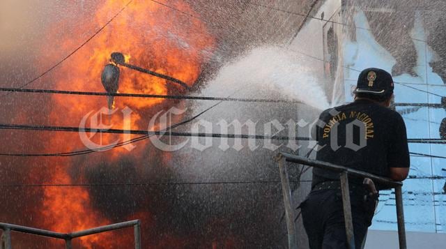Policías hicieron labor de bomberos en voraz incendio [FOTOS] - 1