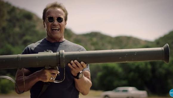 YouTube: Arnold Schwarzenegger destruye un auto a su manera