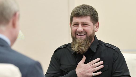 El jefe de la República de Chechenia, Ramzan Kadyrov, habla con el presidente ruso, Vladimir Putin, en la residencia estatal de Novo-Ogaryovo, en las afueras de Moscú, el 31 de agosto de 2019. (Alexey NIKOLSKY / Sputnik / AFP).