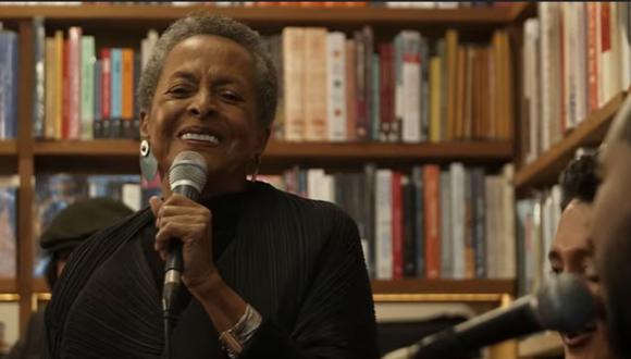 Susana Baca en su sesión Tiny Desk Concerts. La tres veces ganadora de los Premios Grammy Latinos, interpretó sus mejores temas junto a los miembros de su banda rodeada de libros, percusión y botellas de vino.(Foto: NPR Music).