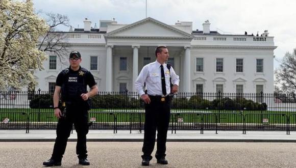 Hombre saltó la reja de la Casa Blanca con paquete sospechoso