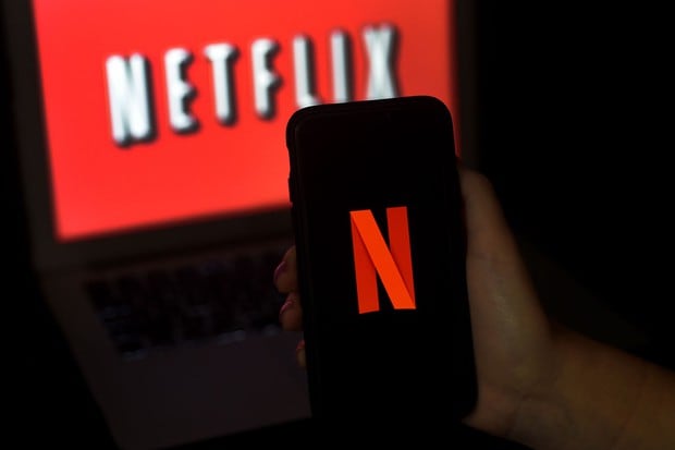 En esta ilustración fotográfica, una pantalla de computadora y un teléfono móvil muestran el logotipo de Netflix el 31 de marzo de 2020 en Arlington, Virginia. (AFP)