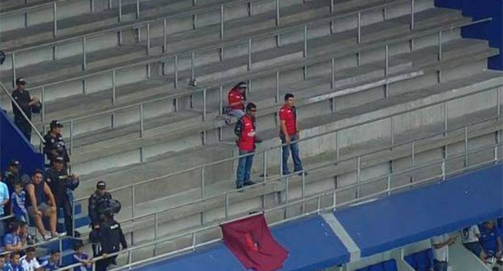 Una singular cantidad de hinchas de Melgar se hizo presente en el Estadio George Capwell de Guayaquil para ver el partido ante Emelec por la Copa Libertadores. (Foto: Captura - FOX Sports)