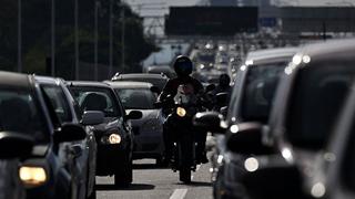 Los retenes de la policía de Brasil generan gigantescos atascos en los bastiones de Lula durante la votación