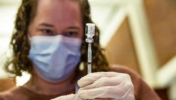 En esta foto de archivo tomada el 6 de enero de 2022, un trabajador médico prepara el refuerzo de la vacuna Pfizer-BioNTech en el Hospital Hartford en Hartford, Connecticut. (Foto: Joseph Prezioso / AFP)