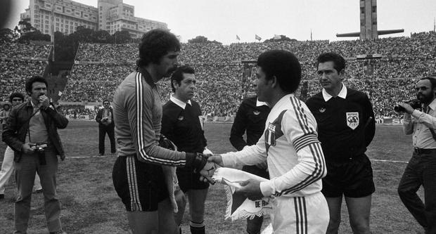 Héctor Chumpitaz, little giant, and Rodolfo Rodríguez, champion goalkeeper with Uruguay in the 1980 World Cup. Full stadium.  Eleven Peruvians against a country.  PHOTO: GEC Historical Archive.