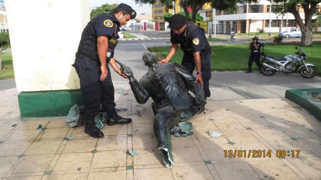 Trujillo: desconocidos destruyeron estatua de héroe de la PNP - 2