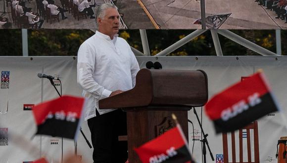 El presidente cubano Miguel Díaz-Canel pronuncia un discurso durante las celebraciones por el 69 aniversario del asalto al Cuartel Moncada en Cienfuegos, Cuba, el 26 de julio de 2022. (Foto de Yamil LAGE / AFP)