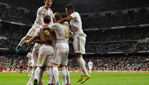 Los jugadores del Real Madrid celebran el gol de Rodrygo, que fue el 2-0 frente al Osasuna. (Foto: AFP / OSCAR DEL POZO)