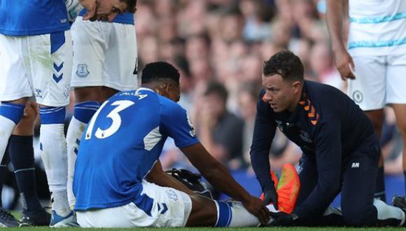 Yerry Mina salió lesionado a los 70 minutos del encuentro ante Chelsea. Foto: @Everton.