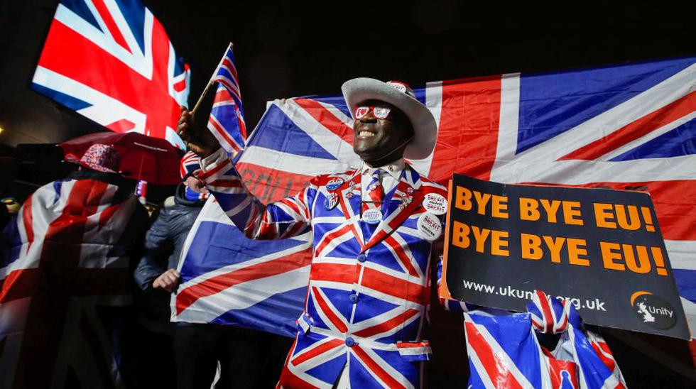 Un ciudadano usa una bandera de la Unión, también conocida como Union Jack, durante la celebración Leave Means Leave en Parliament Square en Londres, Reino Unido. (Foto: Bloomberg).