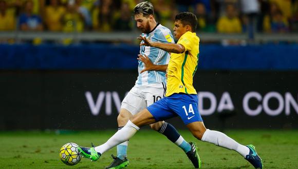 Thiago Silva y Lionel Messi se han visto las caras en múltiples partidos de selección y liga. (Foto: EFE)