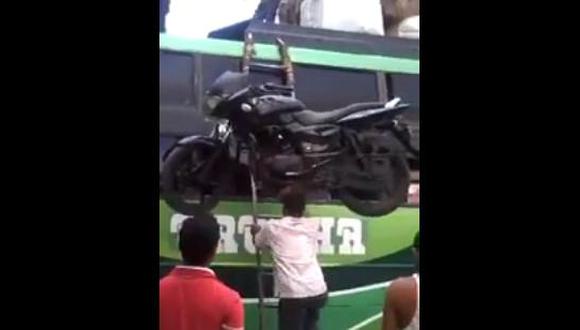 VIDEO: Hombre carga una moto ¡en su cabeza!
