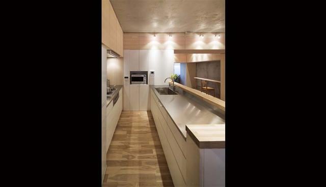 En la cocina se mantienen los detalles de madera en el mobiliario. En esta área se extiende una larga barra que se integra a la sala y comedor. (Foto: Persimmon Hills architects/ Kenta Hasegawa)