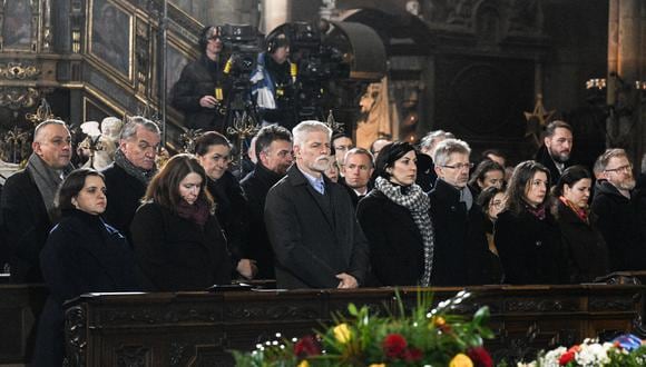 El presidente checo, Petr Pavel (centro), asiste a una misa en conmemoración de las víctimas del tiroteo en la Universidad Carolina, en la Catedral de San Vito de Praga, el 23 de diciembre de 2023, durante un día de luto nacional. (Foto de Michal Cizek / AFP)