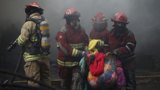 Carabayllo: bomberos controlaron incendio en un mercado de la avenida Túpac Amaru