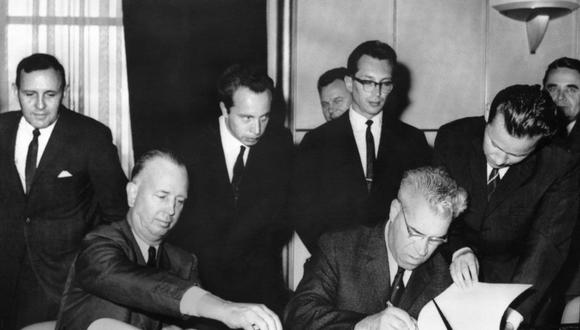El representante de los Estados Unidos N. Stelle (I) y su homólogo de la Unión Soviética M. Tsarapkin (D) firman, el 20 de junio de 1963 en Ginebra, el Memorando de Entendimiento sobre el Establecimiento de una Línea Directa de Comunicaciones, un acuerdo para establecer una línea directa de comunicaciones enlace entre las dos superpotencias, o teléfono rojo. (Foto de AFP)
