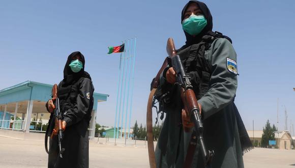 Agentes de las fuerzas de seguridad afganas sostienen sus armas durante unos ejercicios de entrenamiento en Herat.  EFE/JALIL REZAYEE