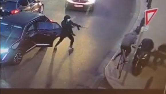 Un joven enmascarado salió de un coche con un kalashnikov y disparó a sangre fría contra tres personas que paseaban por la calle. (Foto: Captura de video Twitter)