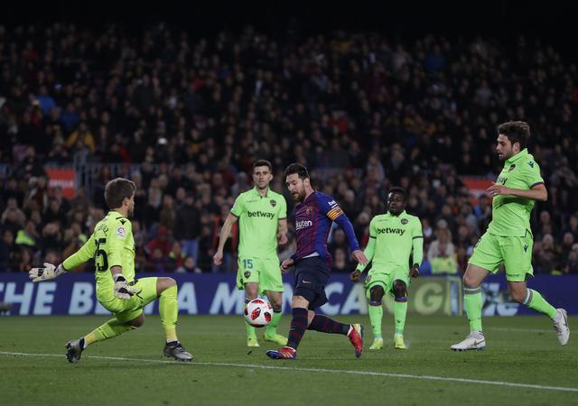 Barcelona vs. Levante: Messi puso de pie al Camp Nou con este golazo para el 3-0. (Foto: AFP/Reuters/AP)