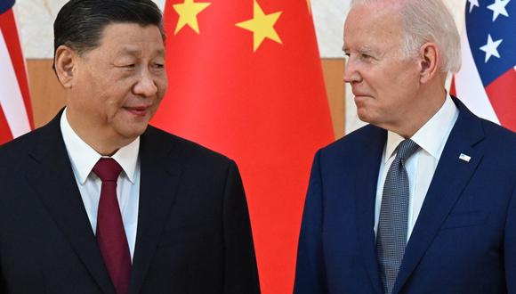 El presidente de Estados Unidos, Joe Biden, y el presidente de China, Xi Jinping, se reúnen al margen de la Cumbre del G20 en Bali, el 14 de noviembre de 2022. (SAUL LOEB / AFP).