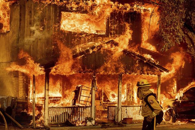 El fuego consume una casa cuando Sugar Fire, parte del Beckwourth Complex Fire, arrasa Doyle, California, el sábado 10 de julio de 2021. (AP/Noah Berger).