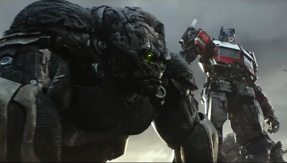En el nuevo tráiler de "Transformers: Rise of the Beasts" podemos ver a Optimus Primer junto a Optimus Primal peleando juntos. (Foto: Paramount)