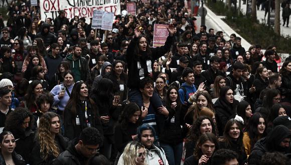 Los estudiantes se manifestaron en Atenas el 25 de enero de 2024, contra una reforma anunciada por el gobierno conservador que haría que los diplomas de los establecimientos privados de educación superior fueran equivalentes a las de las universidades públicas | Foto: Aris MESSINIS/AFP