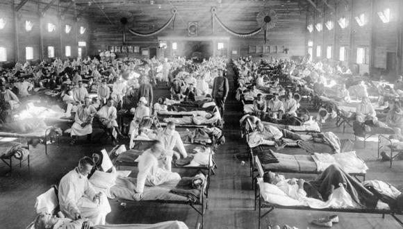 ** CORRECTING WX109, OCT. 7, 2005, CORRECTS TO FULL NAME OF SOURCE AND LIFTS NO SALES RESTRICTION** FILE ** In this 1918 photograph provided by the National Museum of Heath and Medicine, Armed Forces Institute of Pathology, influenza victims crowd into an emergency hospital at Camp Funston, a subdivision of Fort Riley in Kansas. Increasing fears of a bird flu pandemic are forcing U.S. officials to face up to problems with the country's troubled flu vaccine industry.  President Bush sat down with the chiefs of six vaccine manufacturing companies as well as federal health officials Friday, Oct. 7, 2005, urging them to ramp up production to counter the threat of bird flu. (AP Photo/National Museum of Health and Medicine, Armed Forces Institute of Pathology, File) 

OPSE 2005OCT28 ESTADOS UNIDOS EPIDEMIA DE GRIPE DE 1918
2005OCT28 AFD