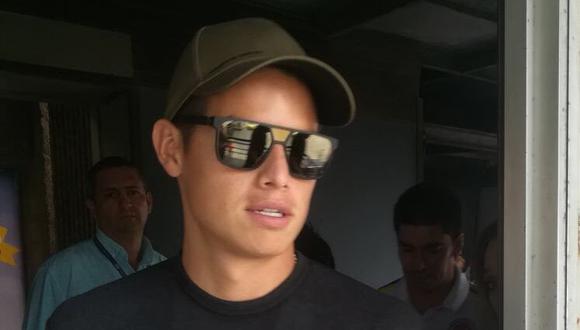 James Rodríguez ocultó su mirada detrás de unos lentes de sol. No intercambió palabras con la prensa y se dirigió a las instalaciones de la Universidad Autónoma del Caribe. (Foto: @Aeropuertobaq_)