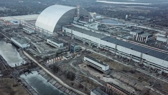 Una imagen fija tomada de un video proporcionado por el servicio de prensa del Ministerio de Defensa de Rusia muestra una vista general de la planta de energía nuclear de Chernóbil. (EFE/EPA)
