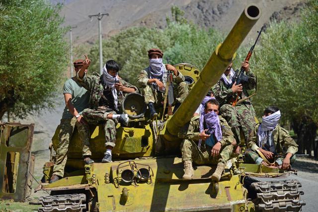 El movimiento de resistencia afgano se desplaza en un tanque de la era soviética mientras patrulla a lo largo de una carretera en la provincia de Panjshir, Afganistán, el 27 de agosto de 2021. (Ahmad SAHEL ARMAN / AFP).