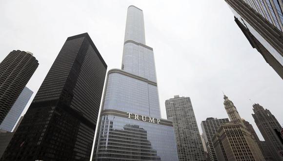 La foto de archivo del 10 de marzo de 2016 muestra el hotel Trump en Chicago. Durante los cuatro años de la presidencia de Donald Trump, los precios de los departamentos en el edificio han caído 34%, según la empresaria inmobiliaria Gail Lissner. (Foto AP / Charles Rex Arbogast).