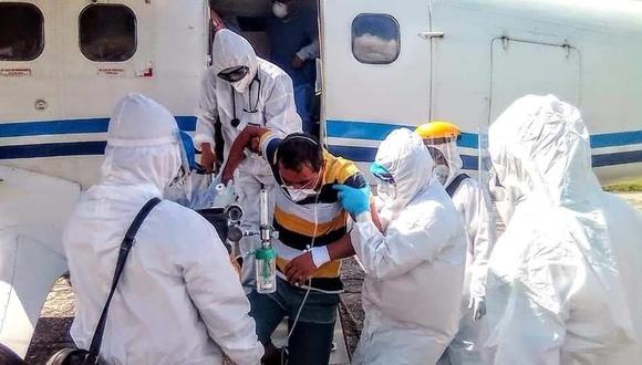 Un médico, una enfermera, un laboratorista y un vecino de Caballococha fueron trasladados a Iquitos en un avión de la FAP. (Foto: Daniel Carbajal)