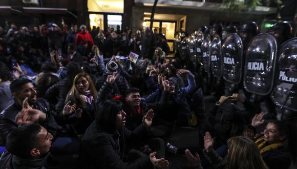 Miles de personas se manifiestan en el domicilio de la vicepresidenta Cristina Fernández mostrando su apoyo hacía la gobernante por su pedido de cárcel, hoy en Buenos Aires (Argentina). Una protesta convocada este sábado frente al domicilio de la vicepresidenta de Argentina, Cristina Fernández de Kirchner, luego de que el Gobierno de la ciudad de Buenos Aires instalase un conjunto de vallas en torno a su vivienda, derivó en disturbios entre los agentes policiales y un grupo de manifestantes afines a la también expresidenta (2007-2015) del país. Los incidentes comenzaron minutos antes de las 18.00 hora local (21.00 GMT), cuando un pequeño grupo de simpatizantes kirchneristas tiraron las vallas y avanzaron hacia el edificio donde vive la vicepresidenta, ubicado en el barrio capitalino de Recoleta. EFE/Juan Ignacio Roncoroni