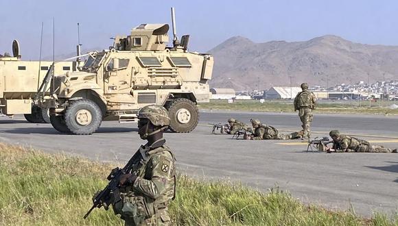 Tropas de Estados Unidos montan guardia en el aeropuerto de Kabul el 16 de agosto del 2021. (Foto AP / Shekib Rahmani).
