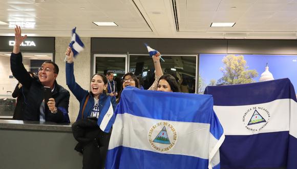Varias personas esperan a los presos políticos nicaragüenses, expulsados de su país, el 9 de febrero de 2023 en el aeropuerto de Dulles, Virginia, EE. UU. (Foto de Octavio Guzmán / EFE)