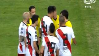 River Plate vs. Gremio: jugadores del 'Millonario' encararon al árbitro al final del primer tiempo | VIDEO